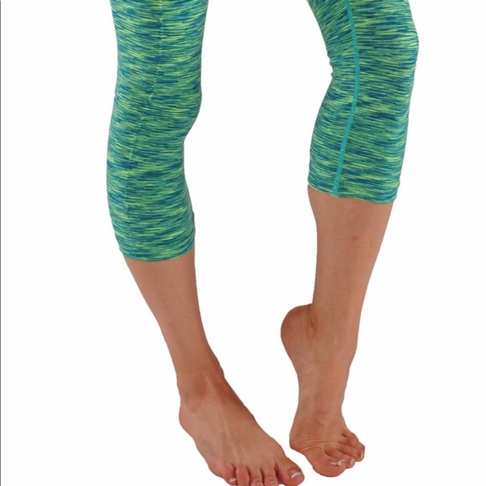 🎉HOST PICK🎉 two tone capri seamless wide band leggings - Picture 4 of 4